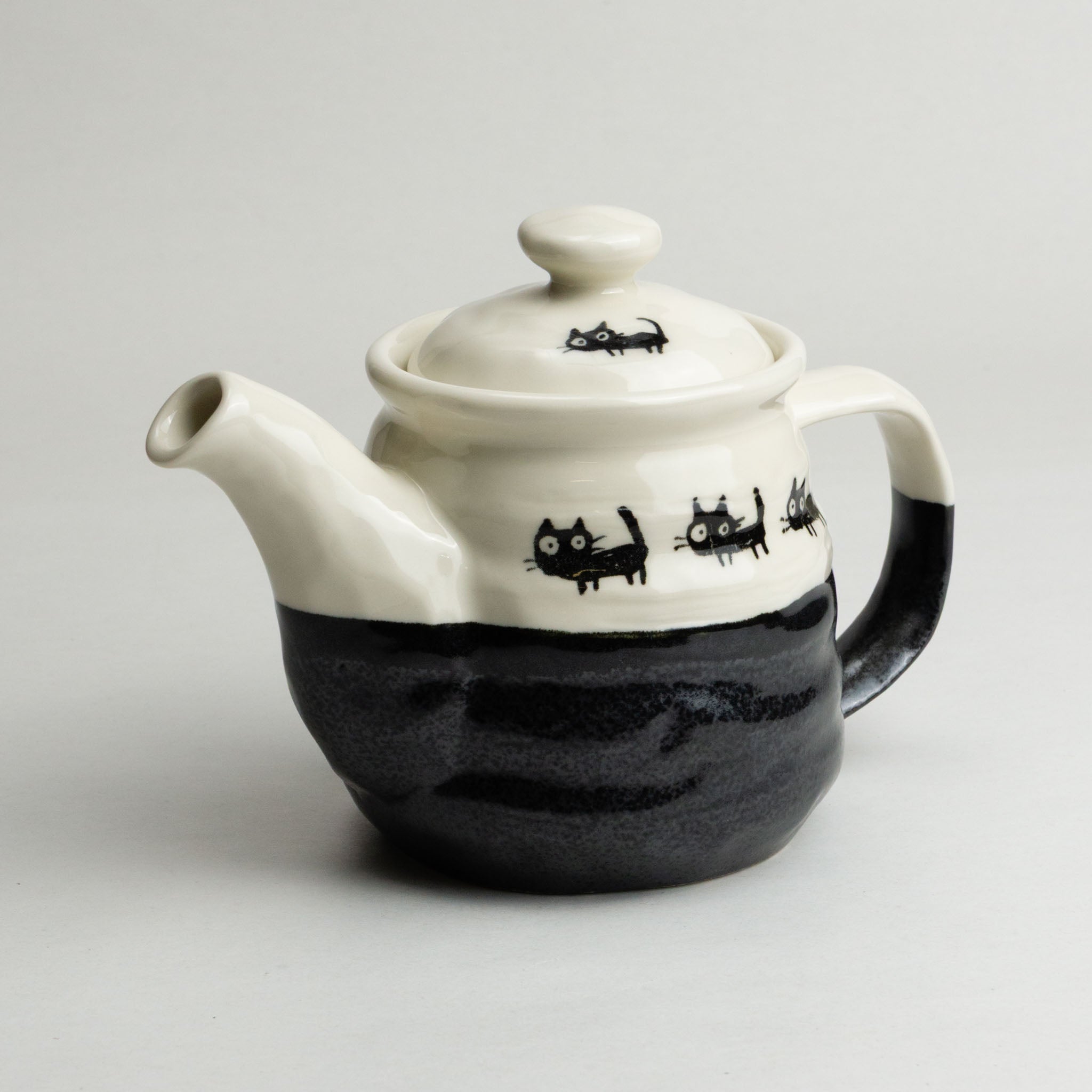518-3707 Black cats tea pot