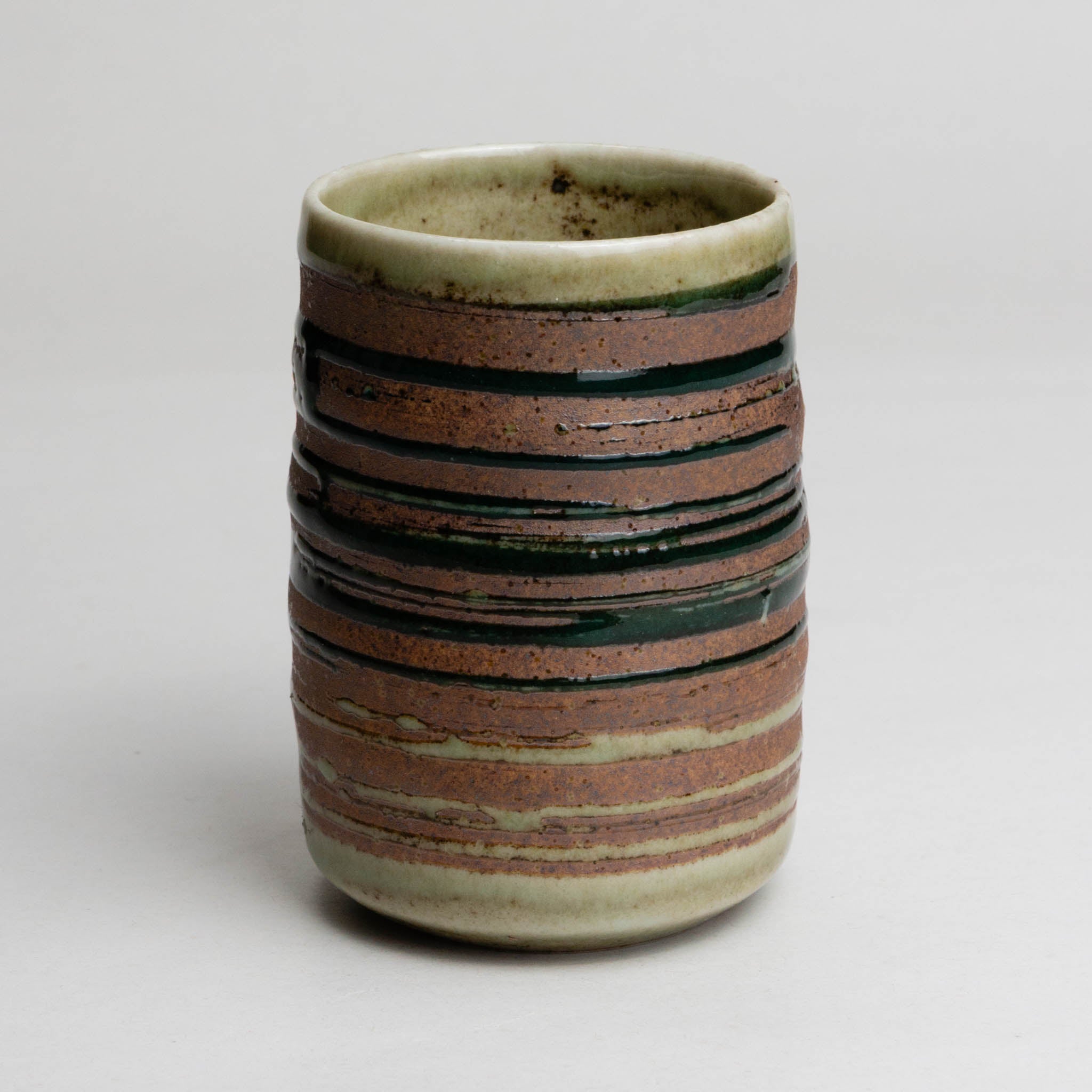 528-3909 Green scrolls tea cup