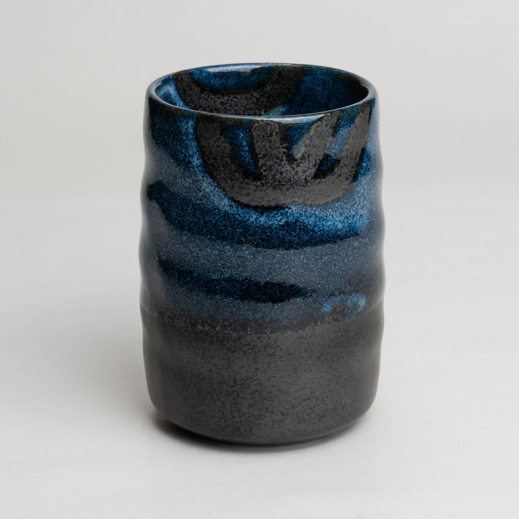 528-3910 Blue on black cup