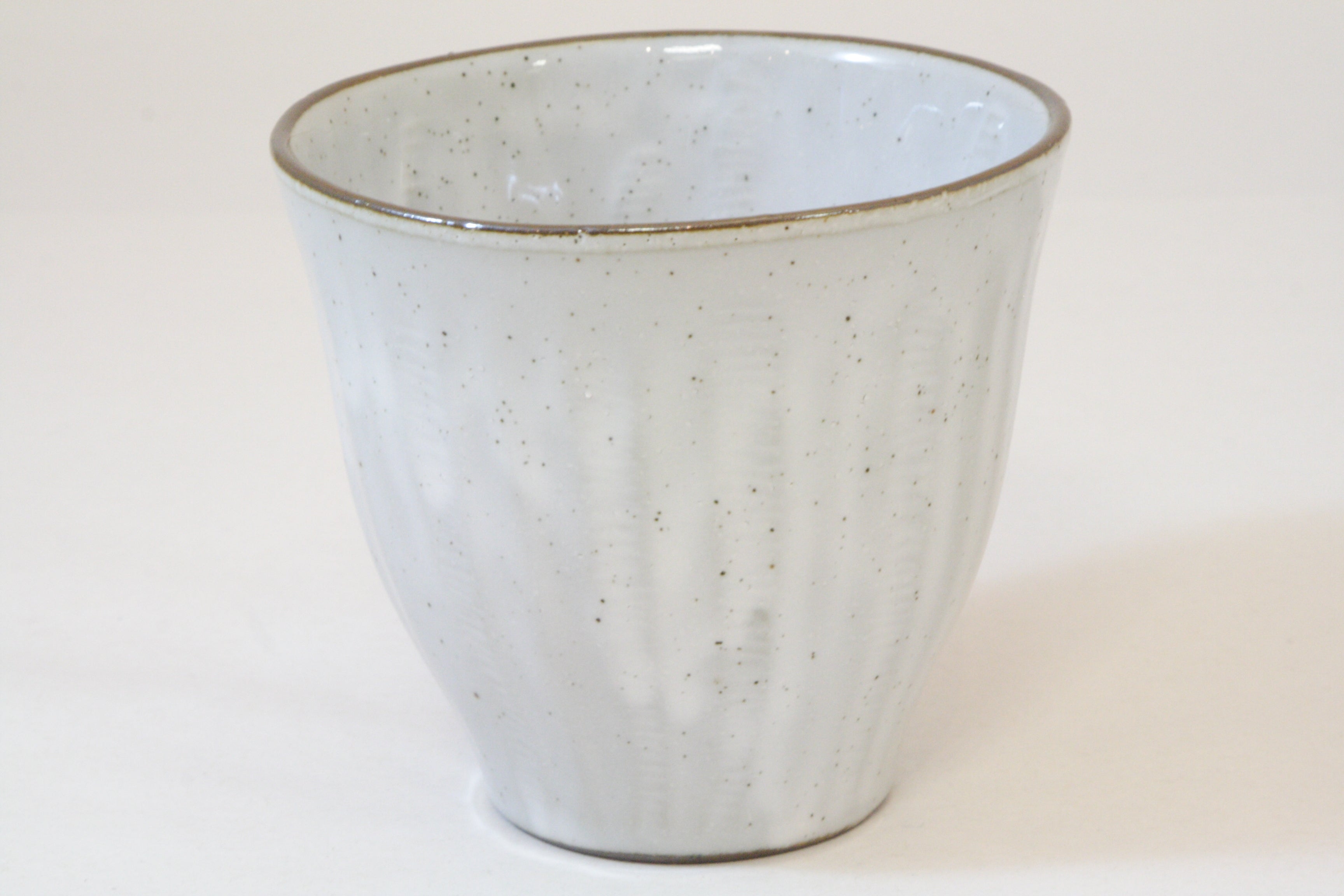 528-4235 White on grey cup
