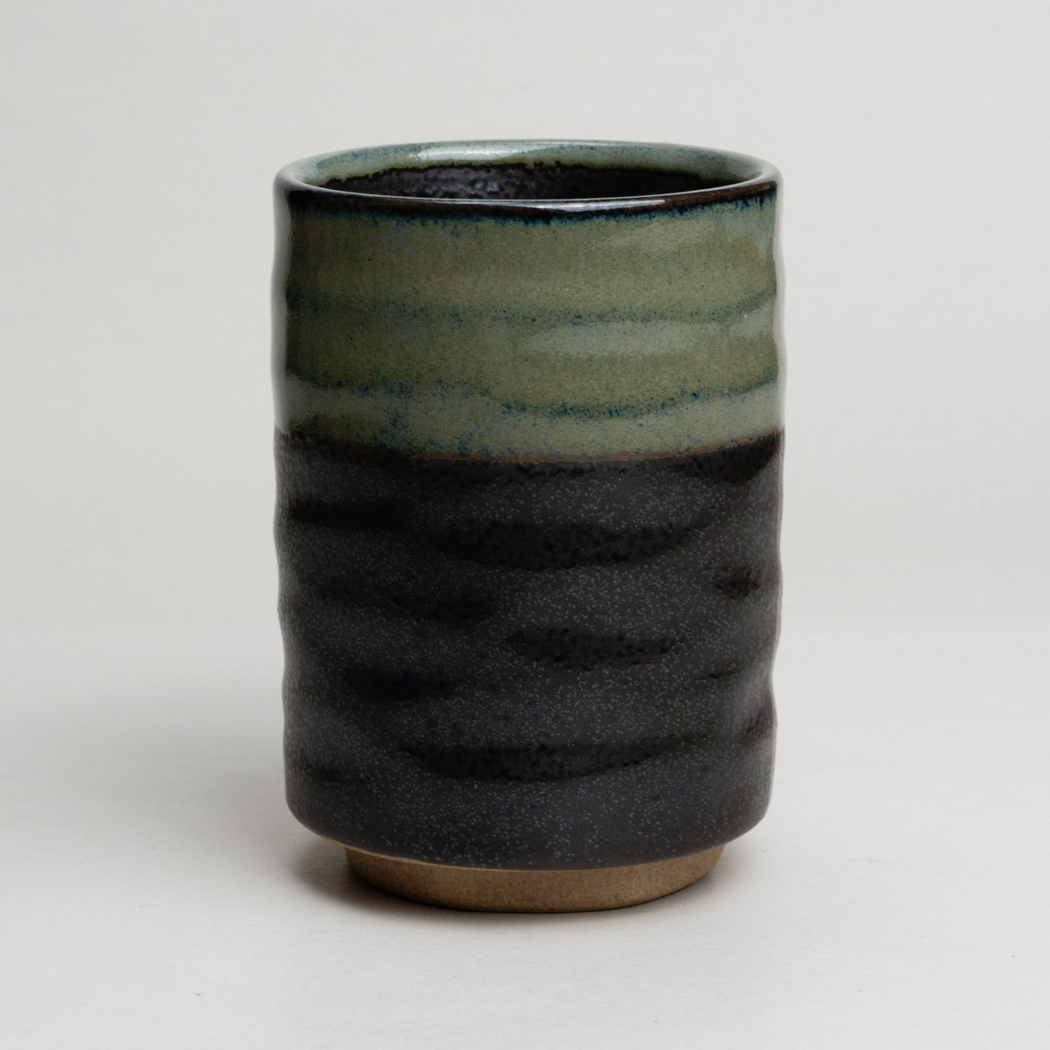 521-1544 Grey on black teacup