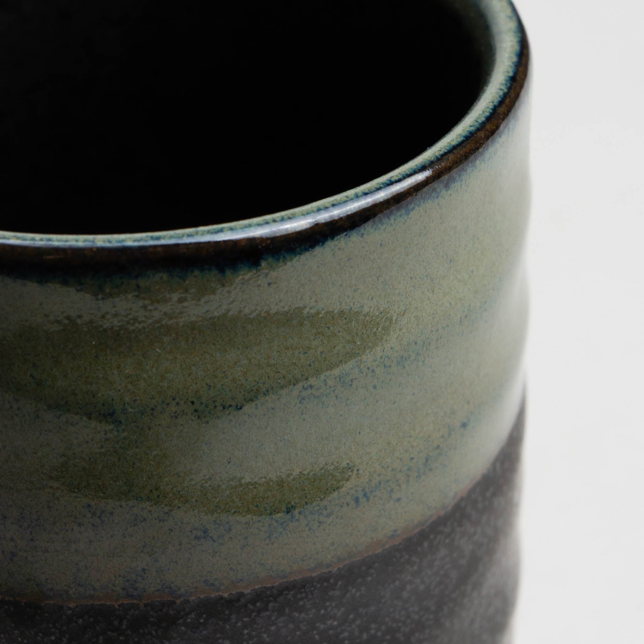 521-1544 Grey on black teacup
