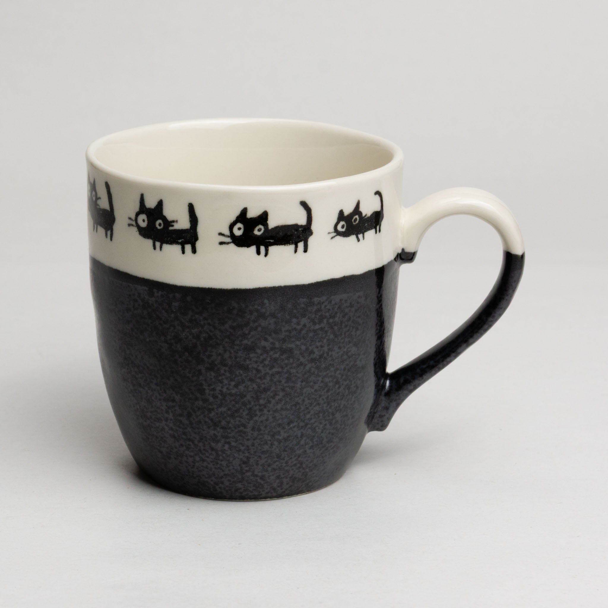 538-3705 Black cat mug