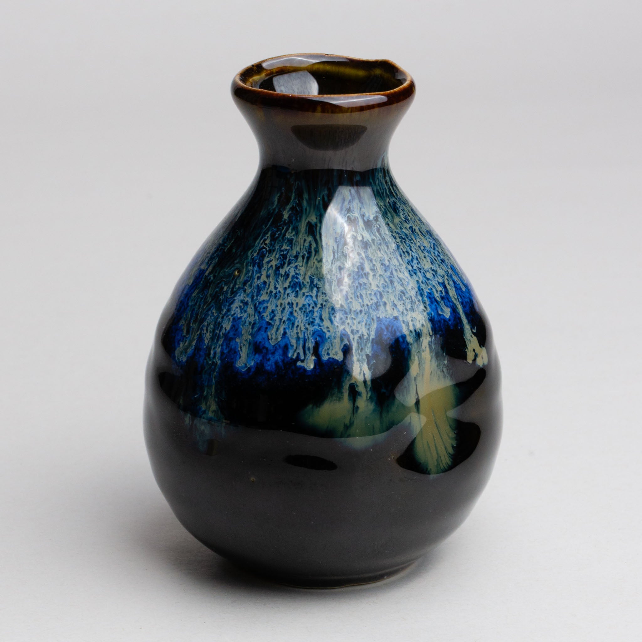 611-0772 Tenmoku blue sake bottle