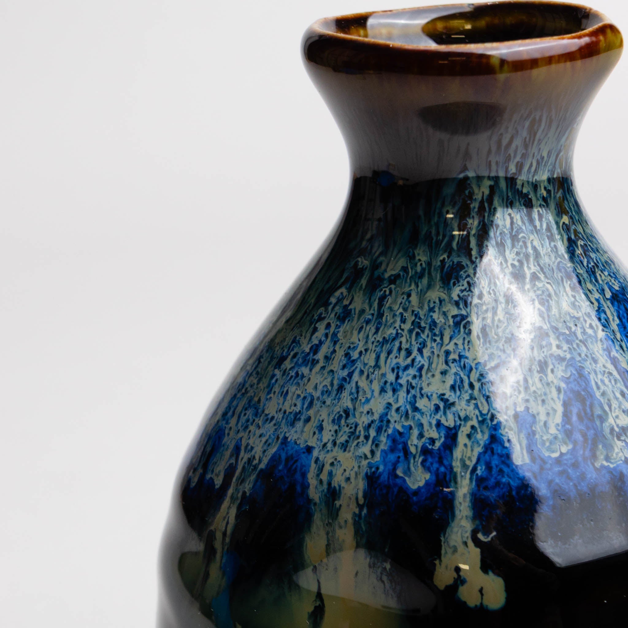 611-0772 Tenmoku blue sake bottle