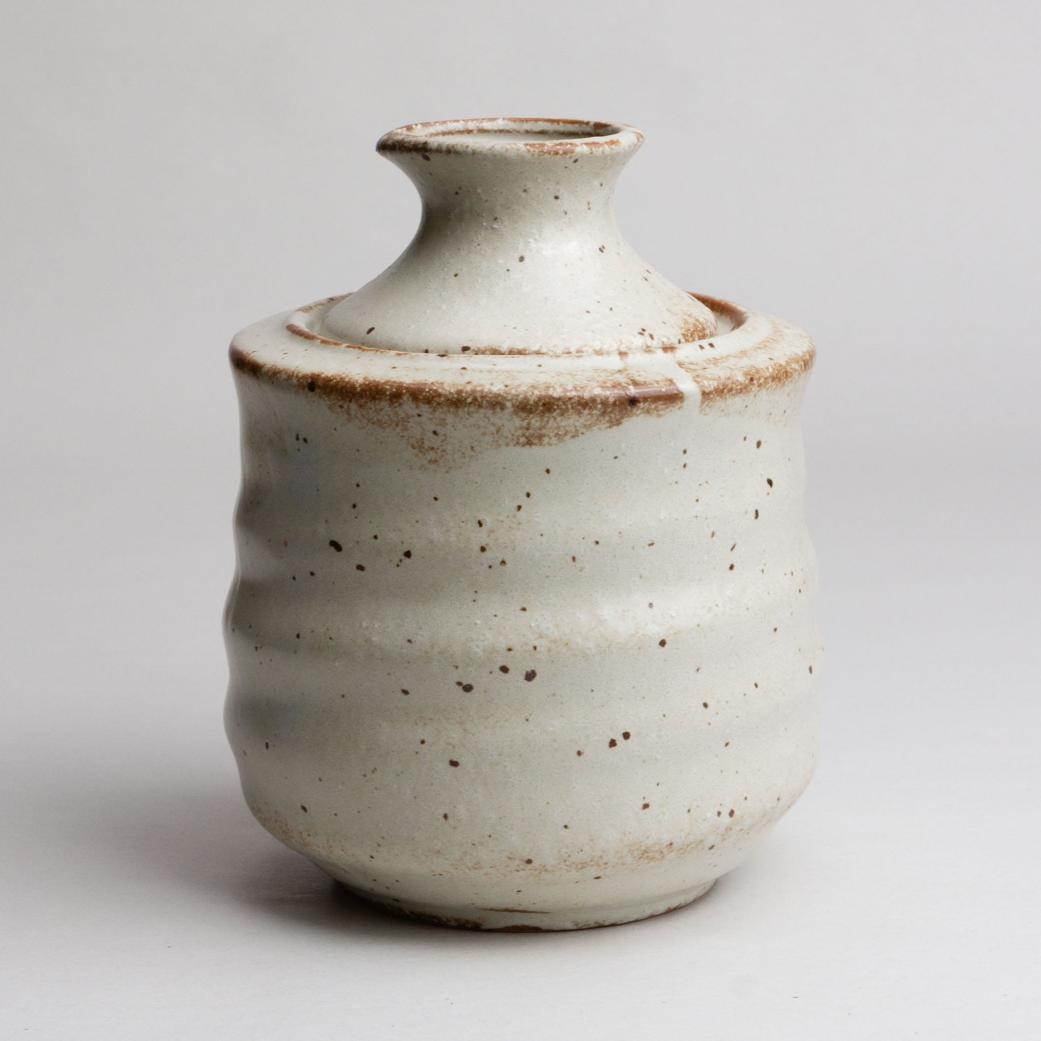 611-1004 Off white sake carafe with warmer