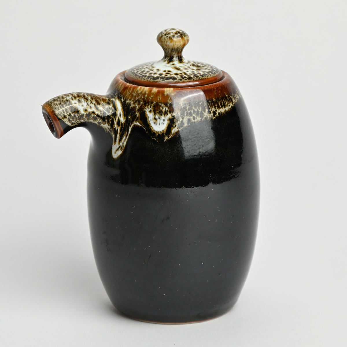 721-1005 Grey on black sauce pot