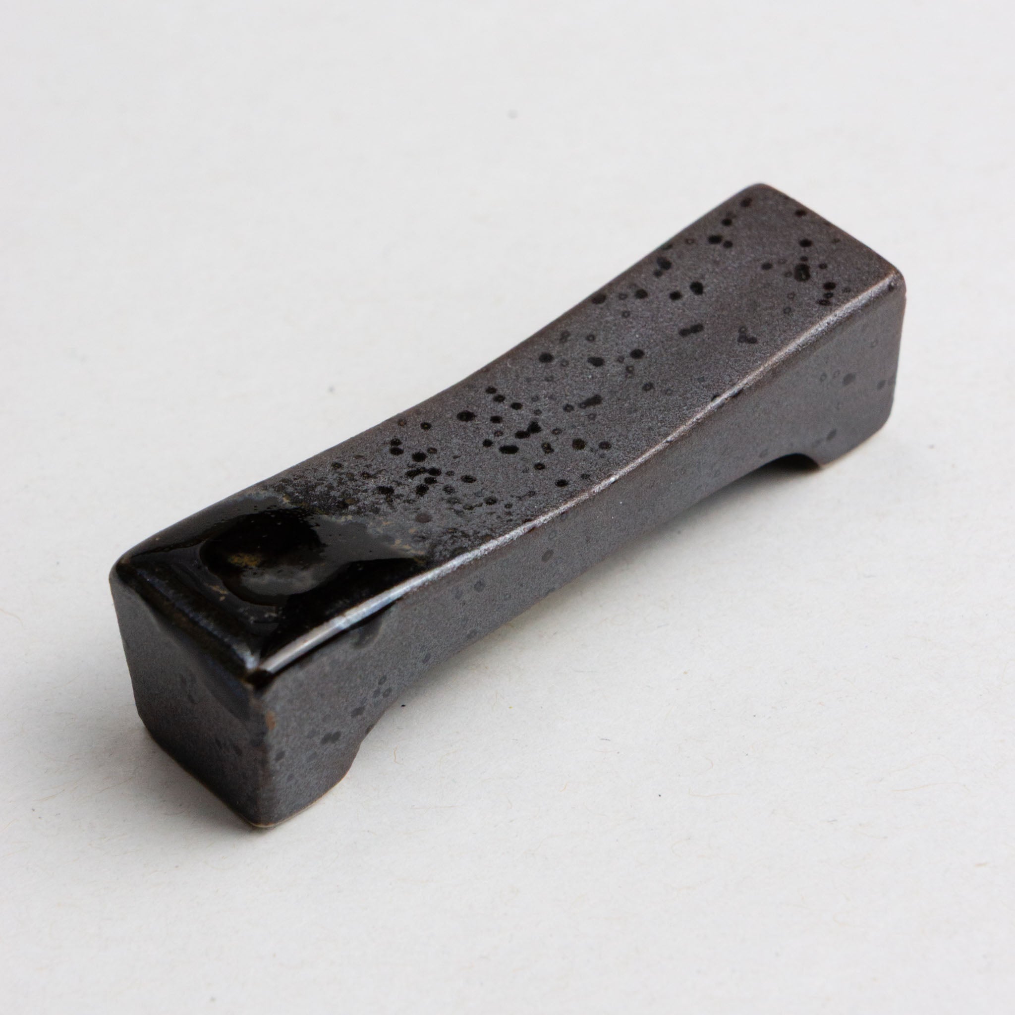 768-1922 Black on grey chopsticks rest